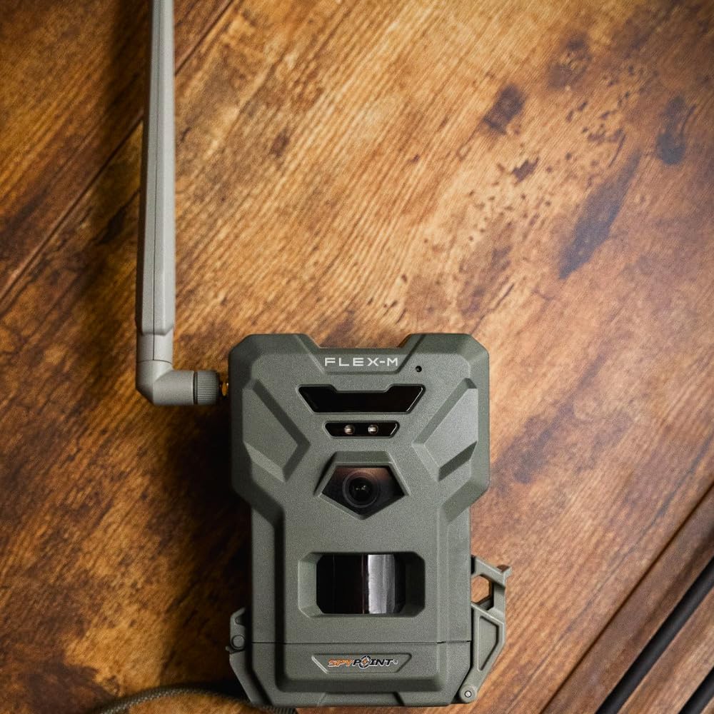 SPYPOINT Flex M 90ft detection and flash range in field use
