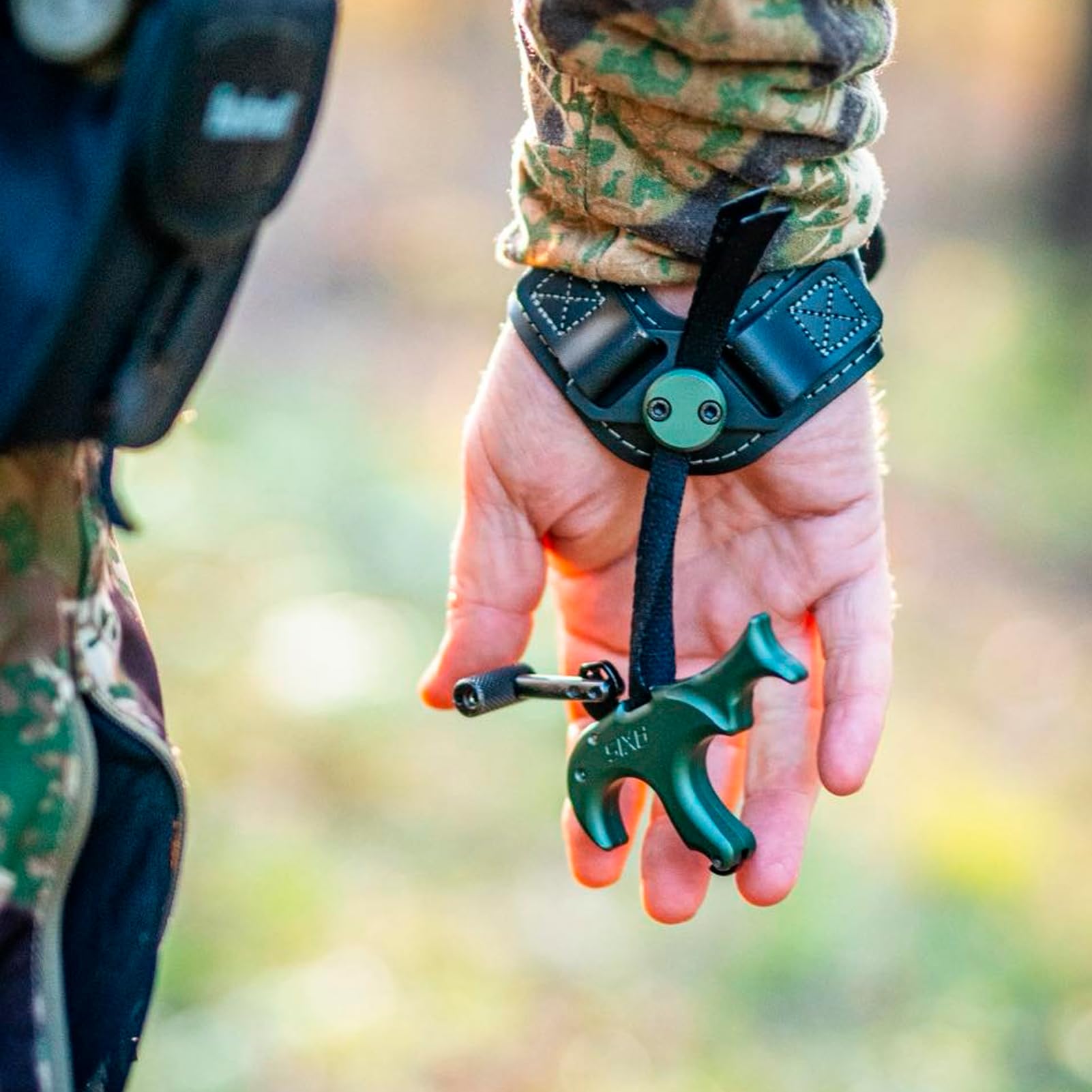 Stan Axis Release in-use scene conveys secure grip during practice