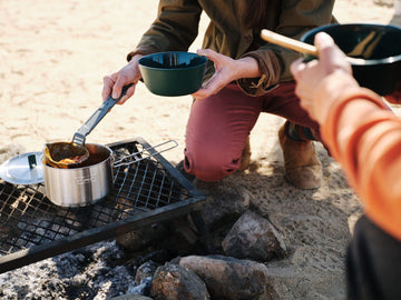 Stanley Adventure all-in-one 2-bowl cook set spatula: extending handle for comfortable stirring outdoors.