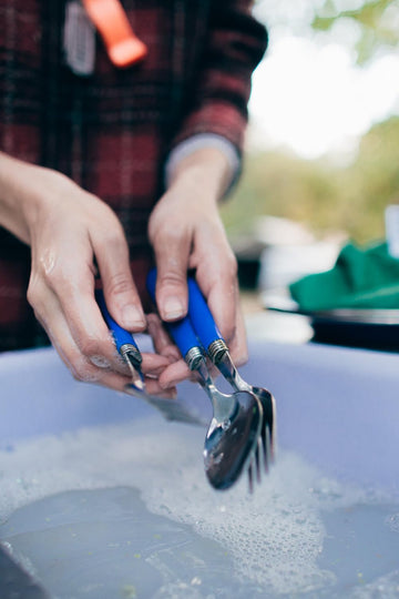 Stansport Deluxe four-place setting packaging showing compact design