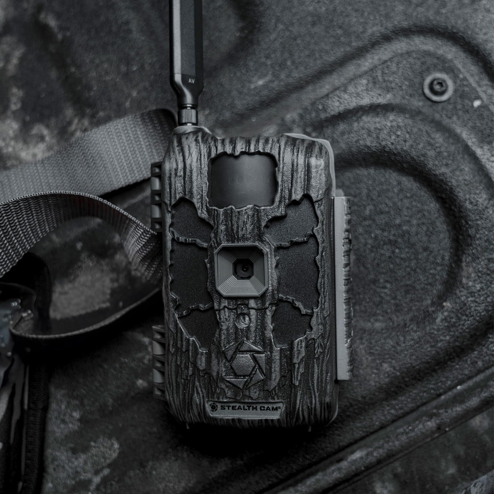 Stealth Cam Deceptor Max multi-position mount offers flexible placement.