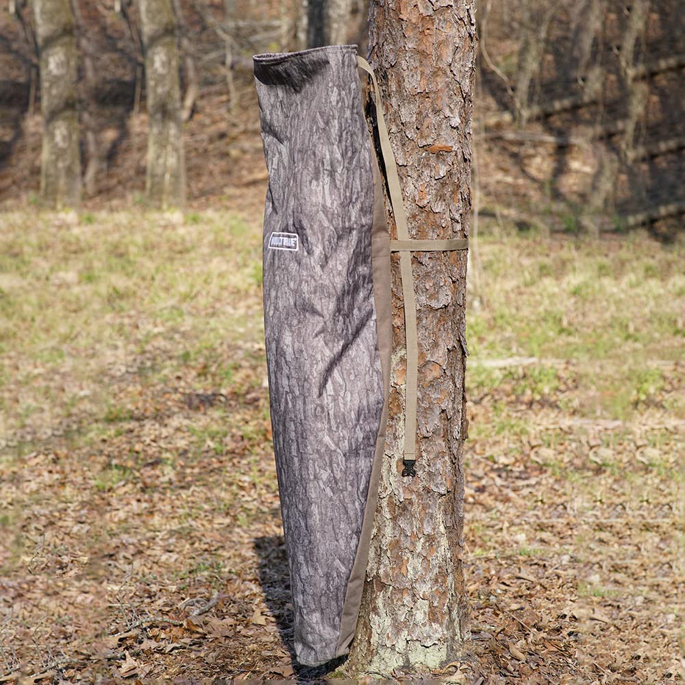 Straps to tree for mounting the feeder