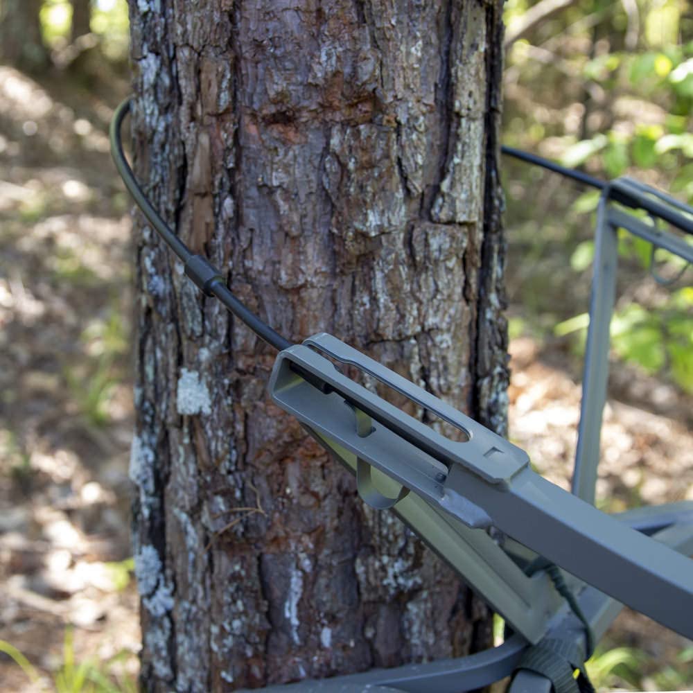 Summit Treestands cables package weight confirms lightweight handling.
