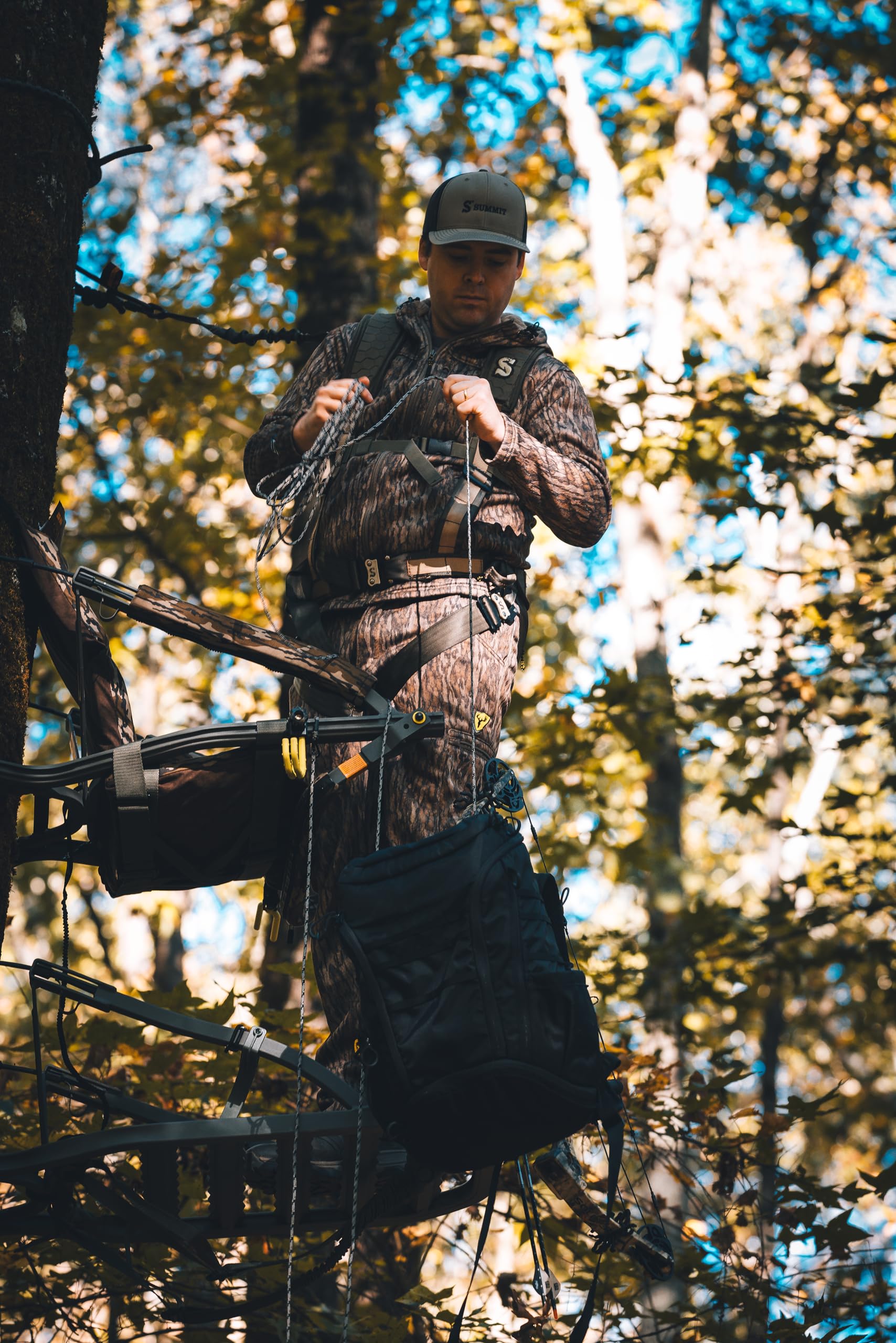 Easily hoists gear into treestand with the bow rope