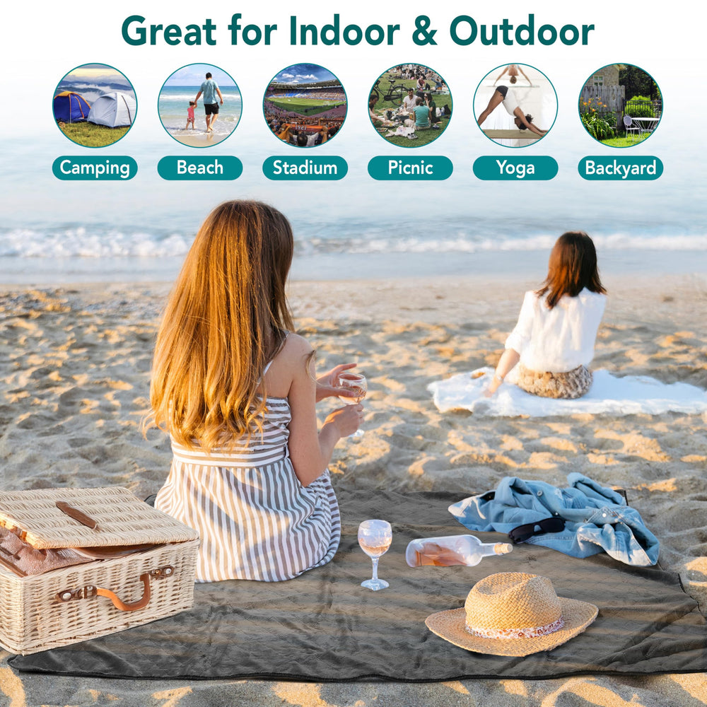 SUN CUBE beach- and sand-proof blanket ideal for picnics.