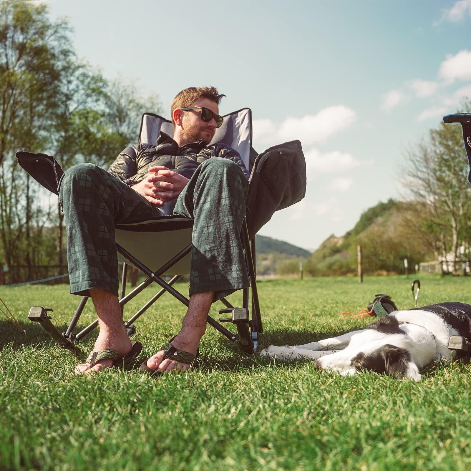 SUNNYFEEL chair with shoulder carry bag simplifies transport to campsites and events
