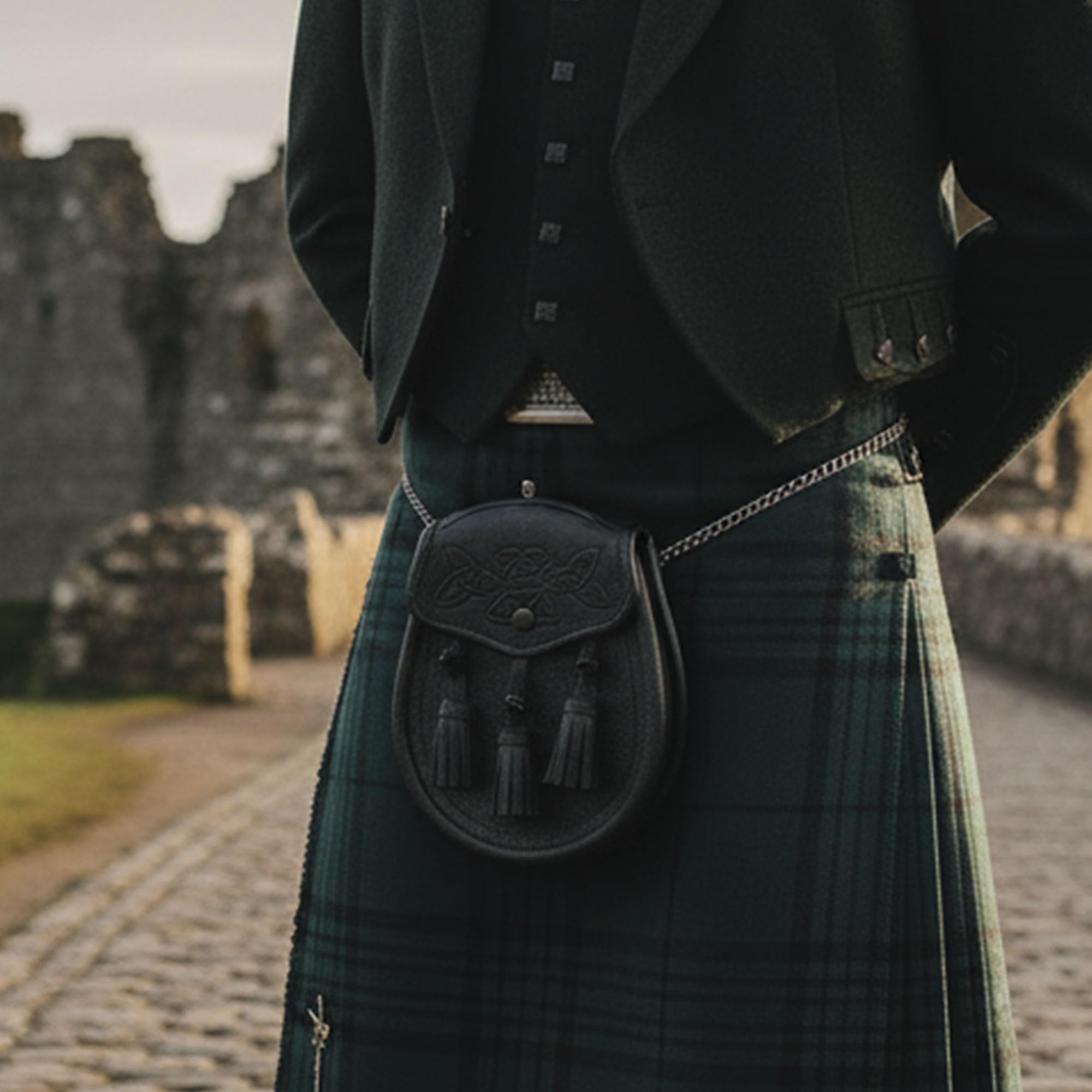 SZCO Sporran chain belt attachment demonstrates secure wear with kilts.