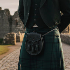 SZCO Sporran chain belt attachment demonstrates secure wear with kilts.