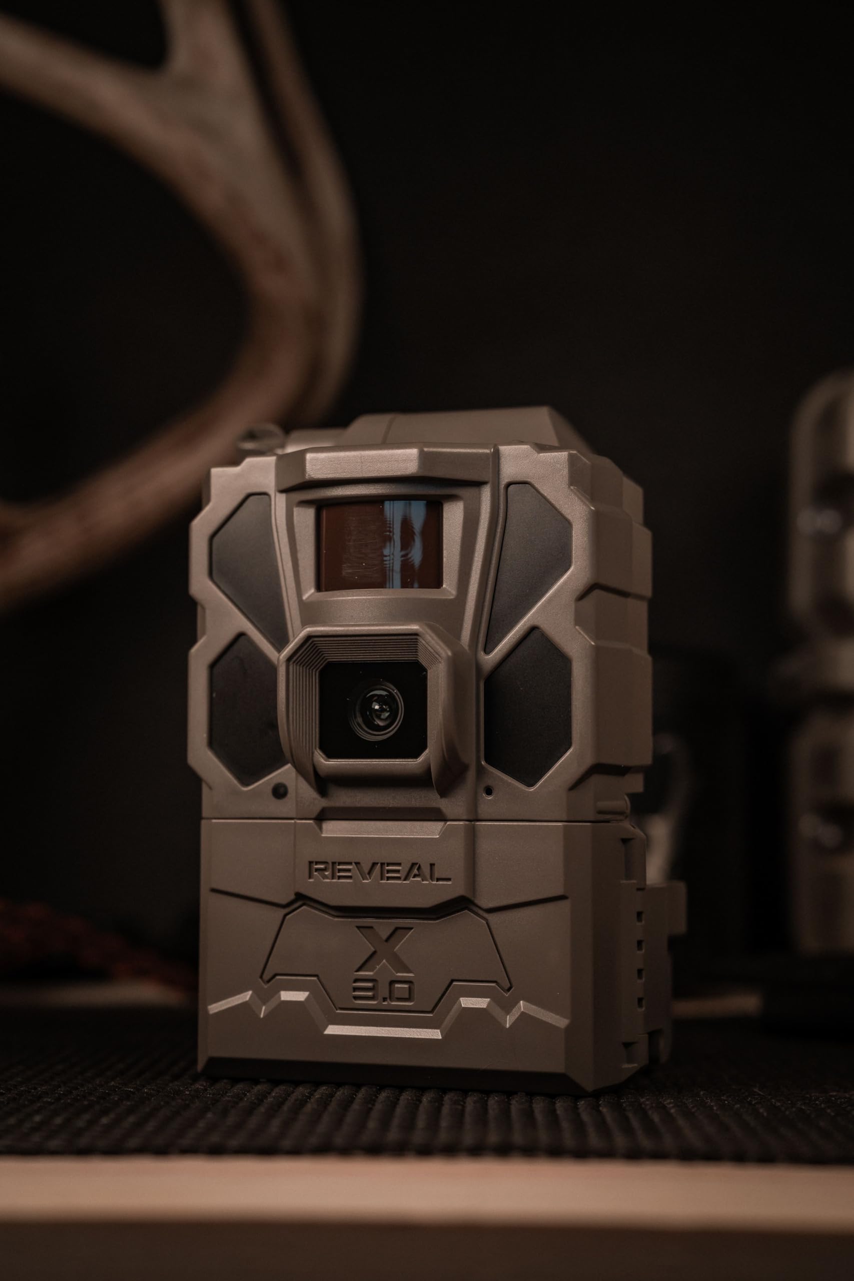 TACTACAM Reveal X Gen 3.0 uses low-glow IR flash for night shots with minimal disturbance.
