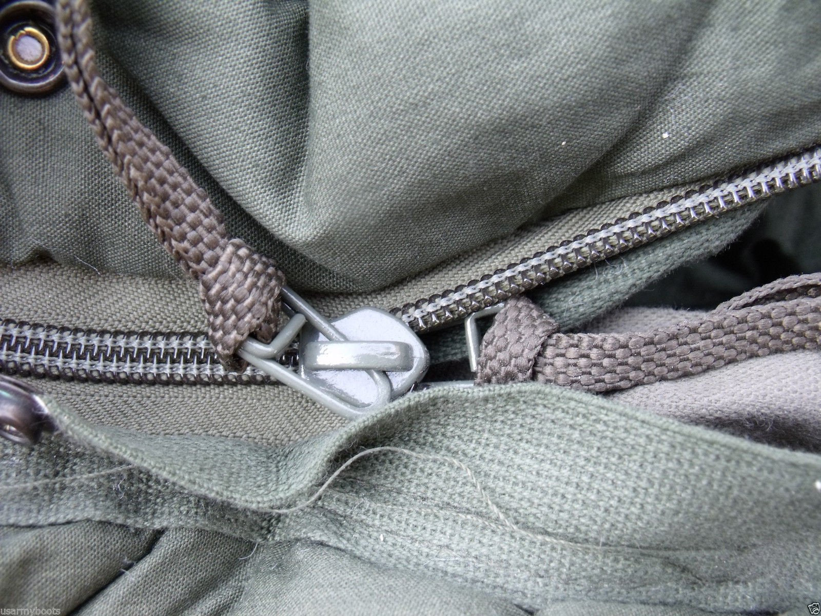 Tennier Gilette classic military-issue design for rugged outdoor use.