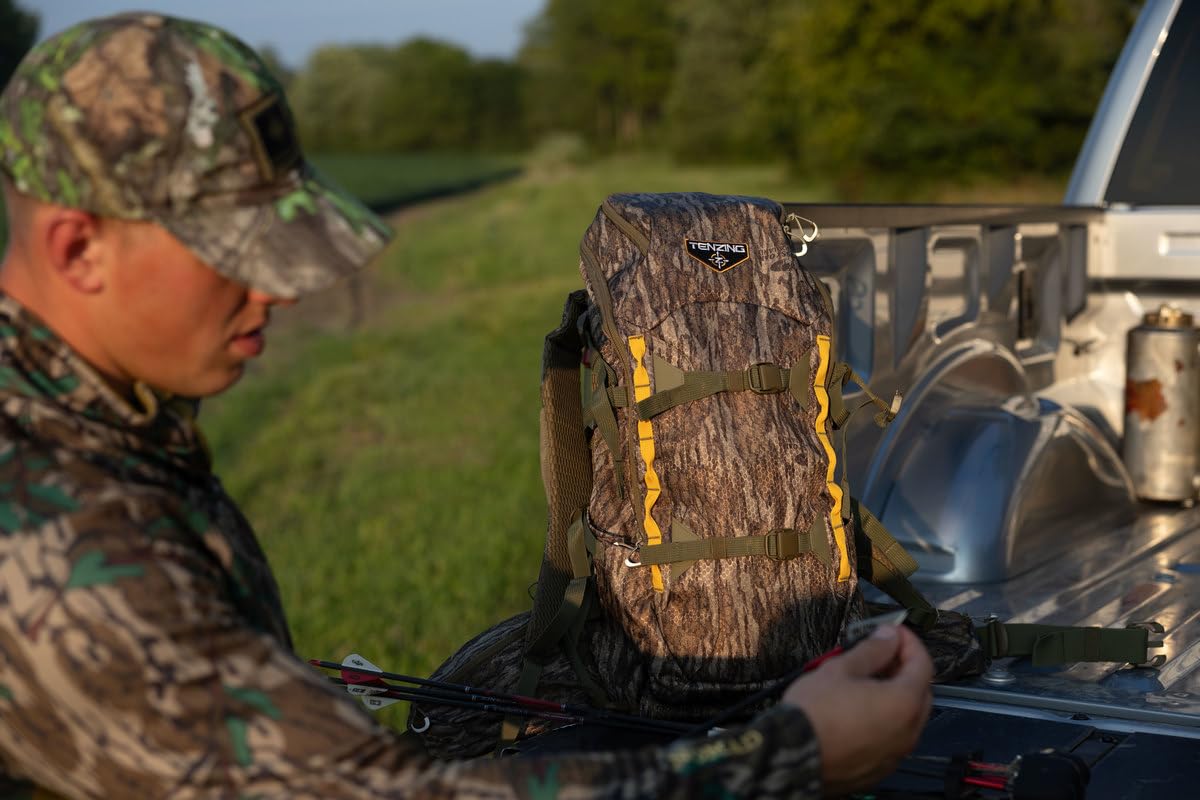TENZING hydration bladder-compatible pocket enables easy water access on long hunts.