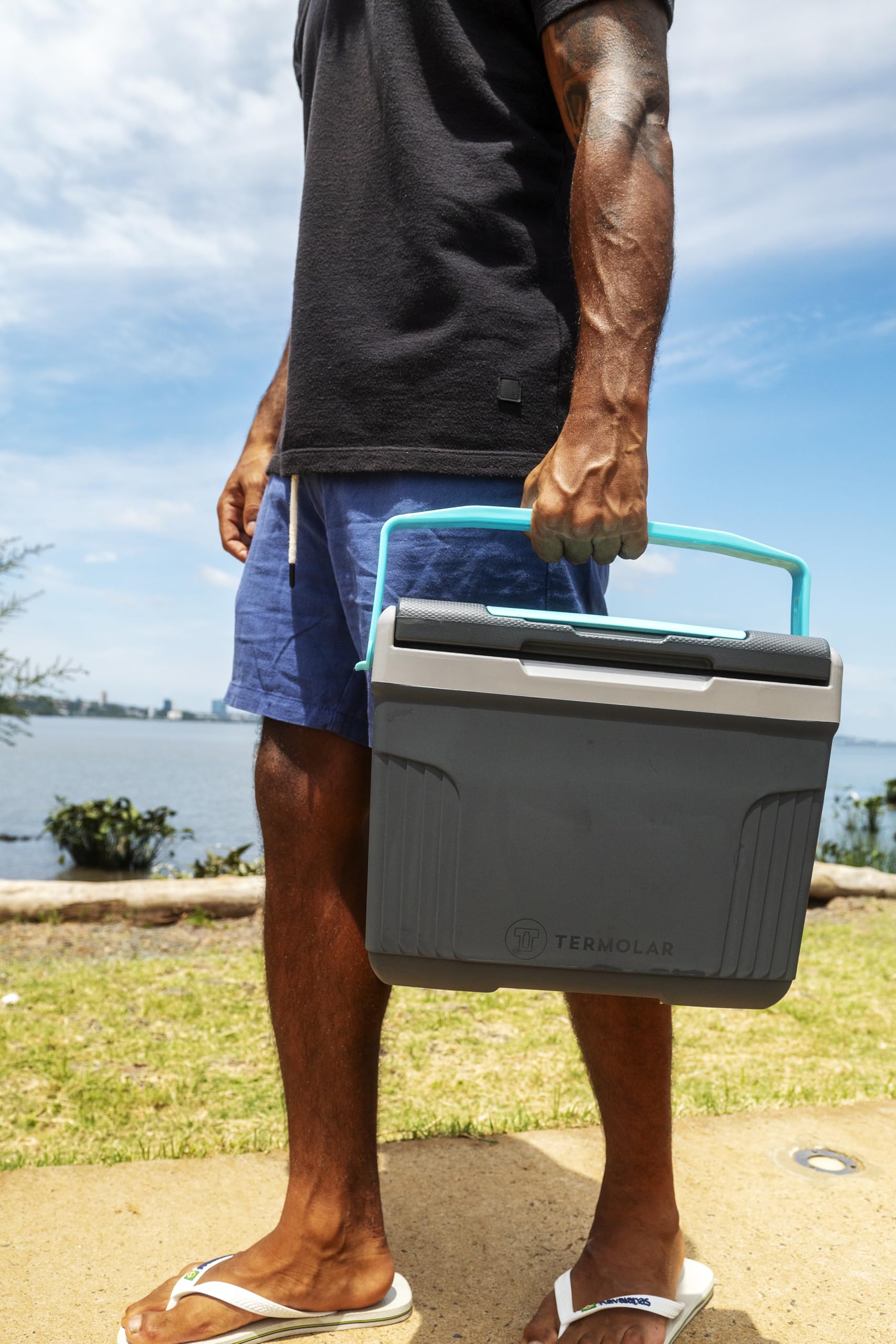 Termolar SUV Box 8L grey smartphone housing on lid keeps essentials within reach.