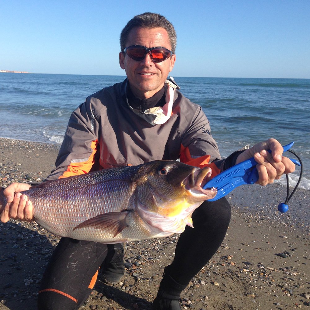 The Fish Grip Kahara Japan PK with a secure lock ensures controlled handling.