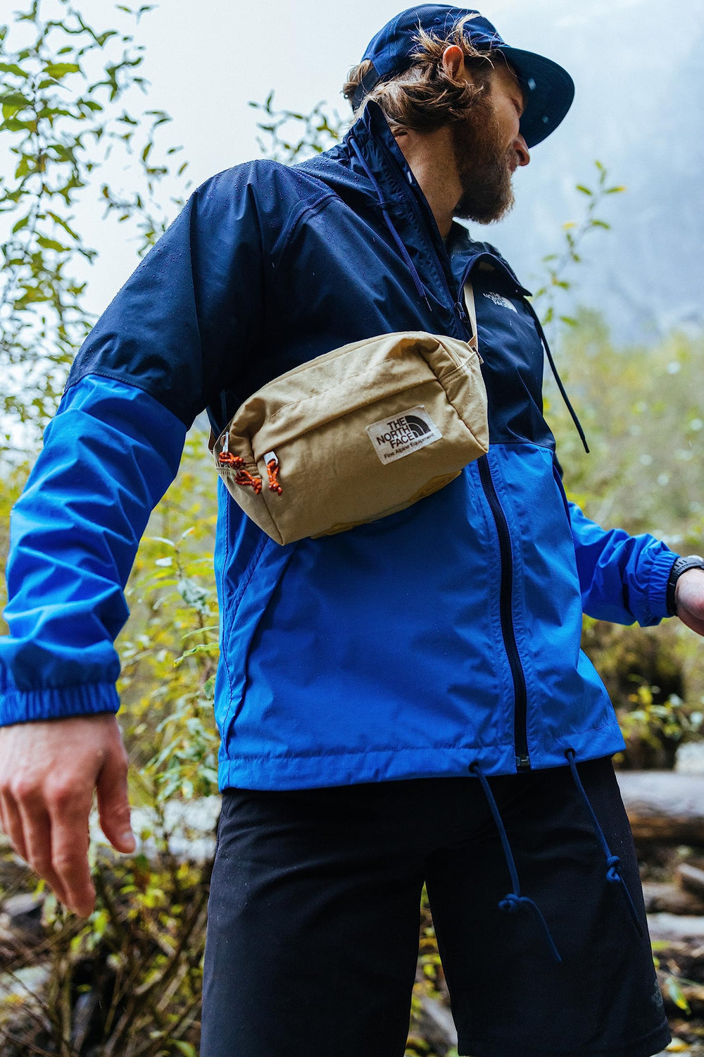 The North Face Berkeley Lumbar waist pack dimensions image shows compact 4 L capacity.