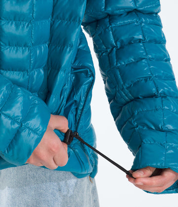 The North Face Teen Thermoball Hooded Jacket dusk-blue finish, versatile daily wear.