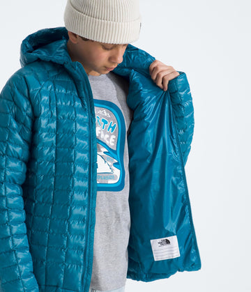 The North Face Teen Thermoball Hooded Jacket packable style, easy stowing for trips.