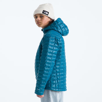 The North Face Teen Thermoball Hooded Jacket side view, weather-ready insulation for chilly trails.