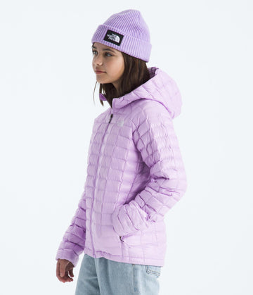 The North Face Teen Thermoball Jacket back view highlights weather-ready protection for chilly commutes.
