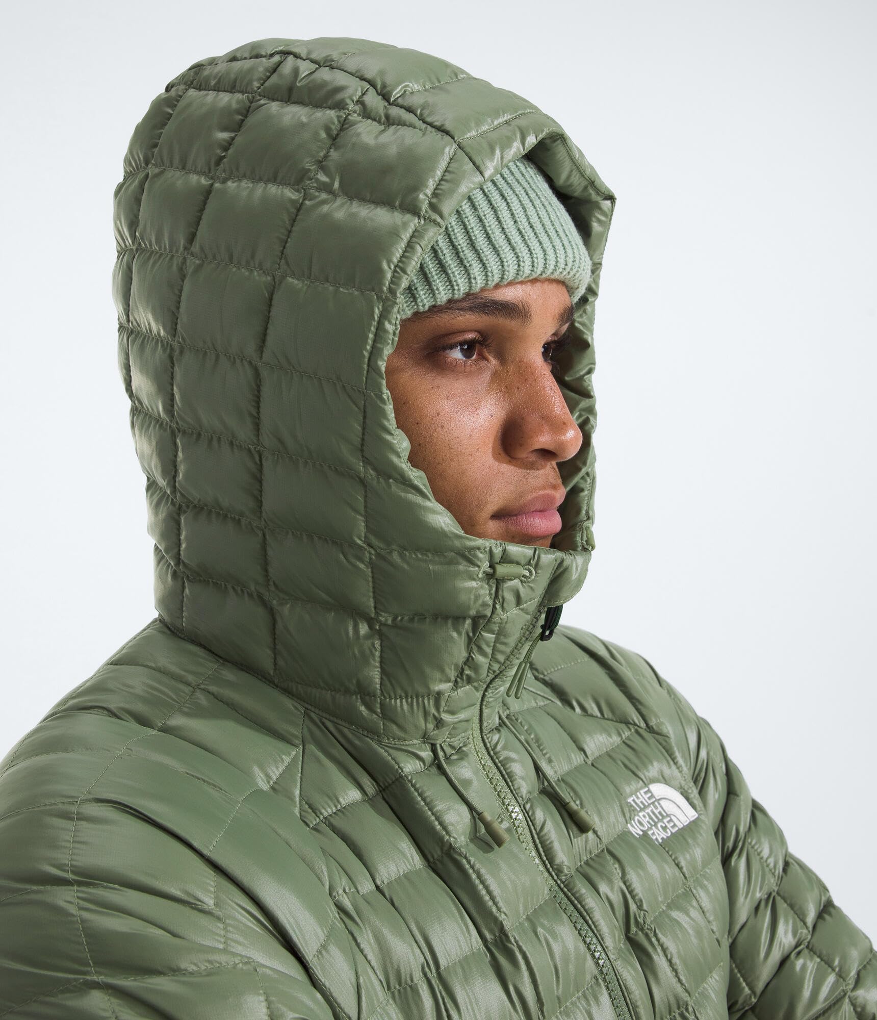 The North Face Thermoball Hooded Jacket Vislon front zip enables quick, secure closure.