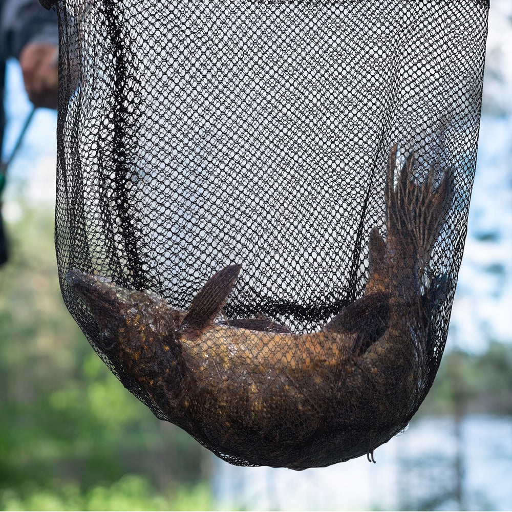 Breathable net cover on bait bucket
