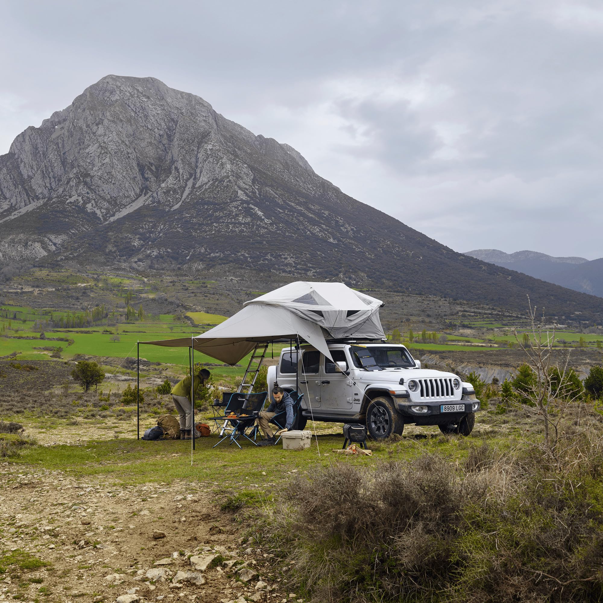 Thule Approach Awning S/M gray zipper-to-tent connection for quick setup