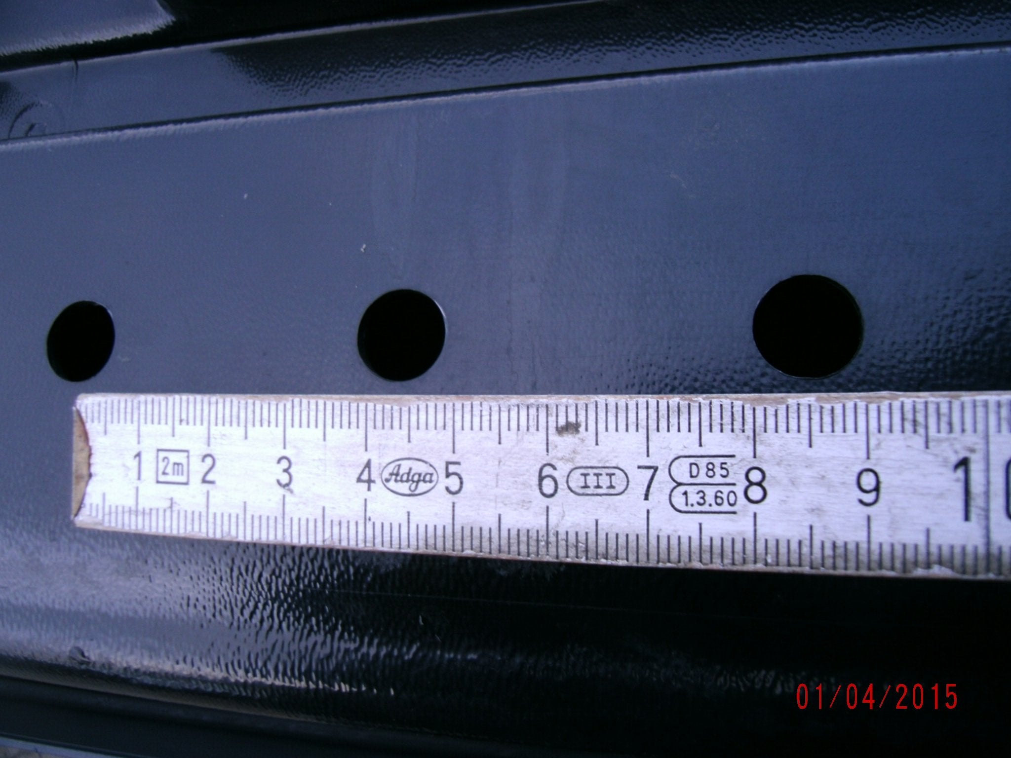 Thule packaging image showing contents: four M8 U-bolts, seals, and straps.