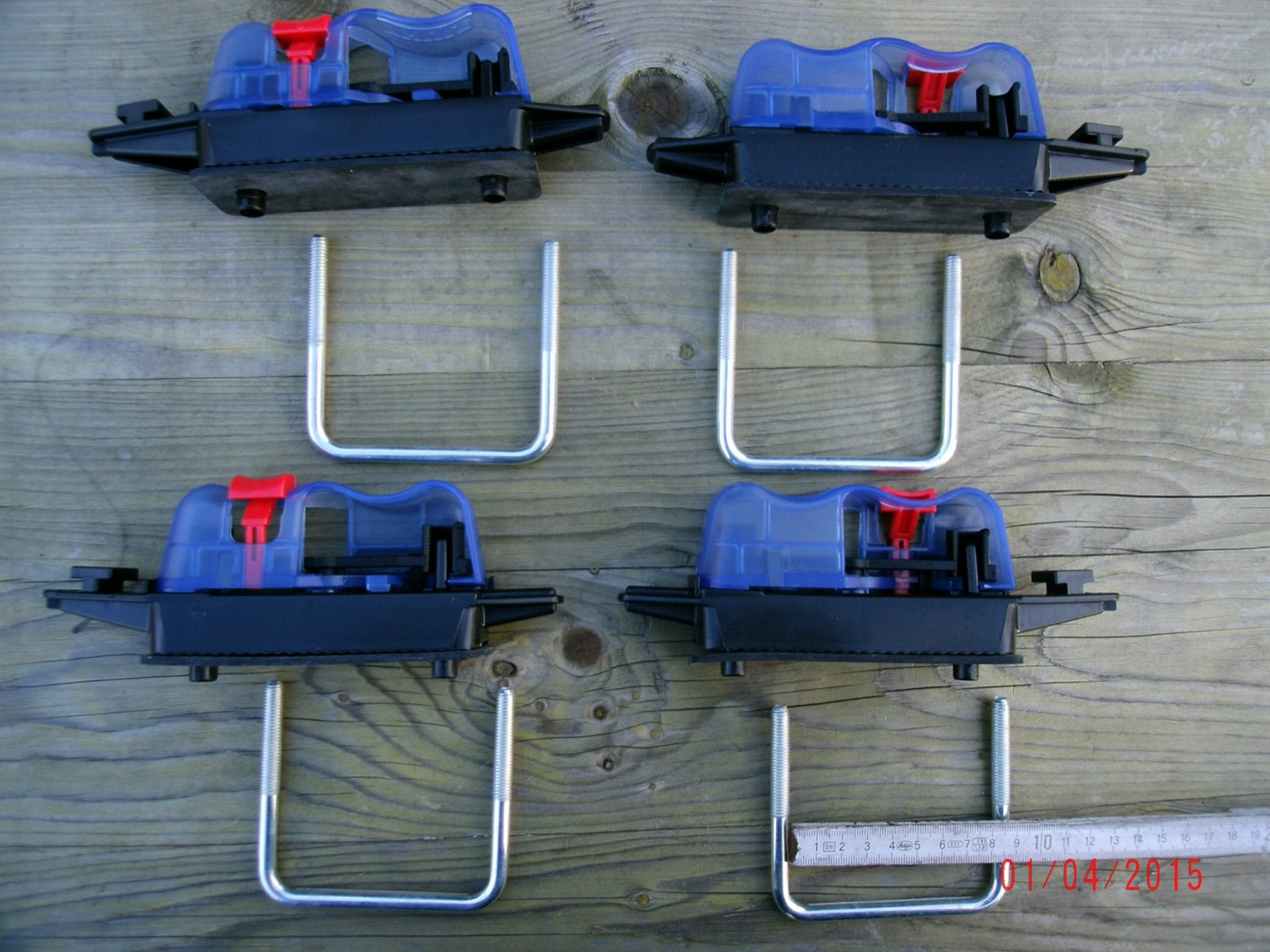 Thule Easy Snap gasket and straps shown for weatherproof, reliable cargo securing.