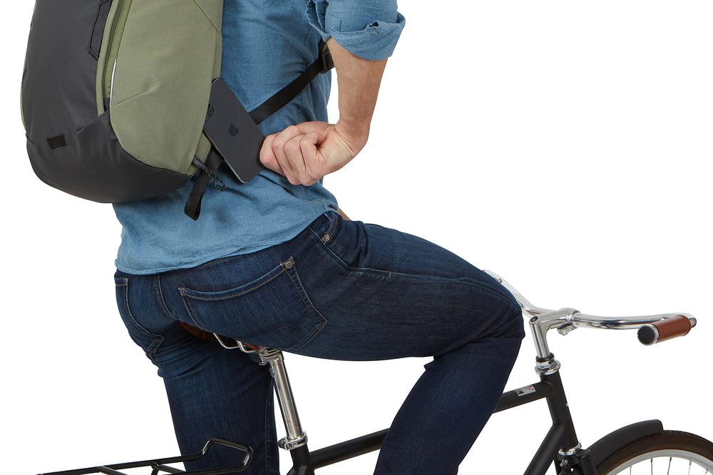 Thule Paramount Commuter Backpack 18L olive floating laptop compartment overview
