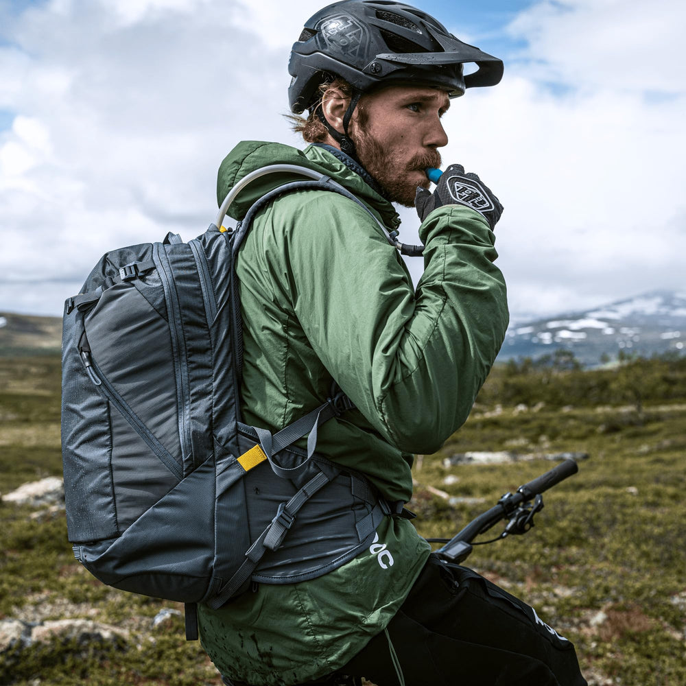 Thule Rail magnetic hose return in action