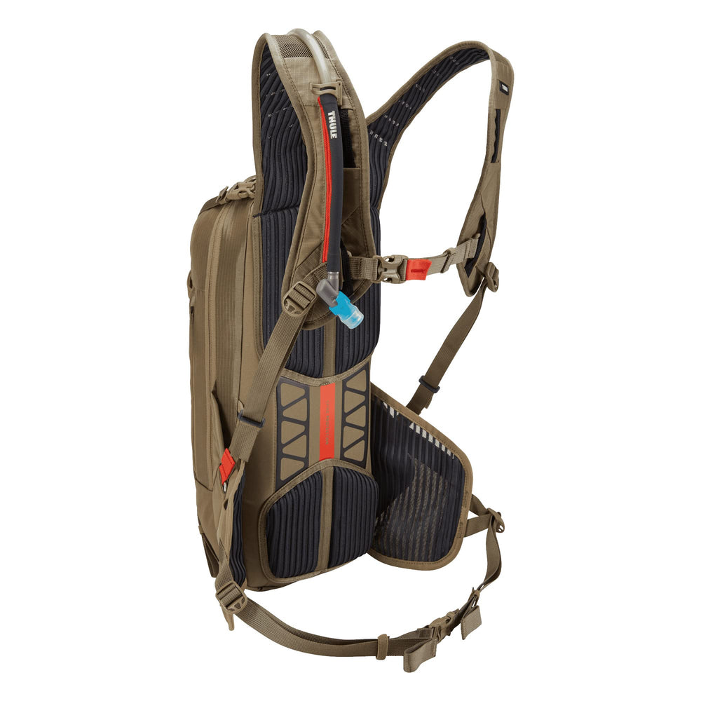 Thule Rail with magnetic ReTrakt hose ready for quick, hands-free hydration