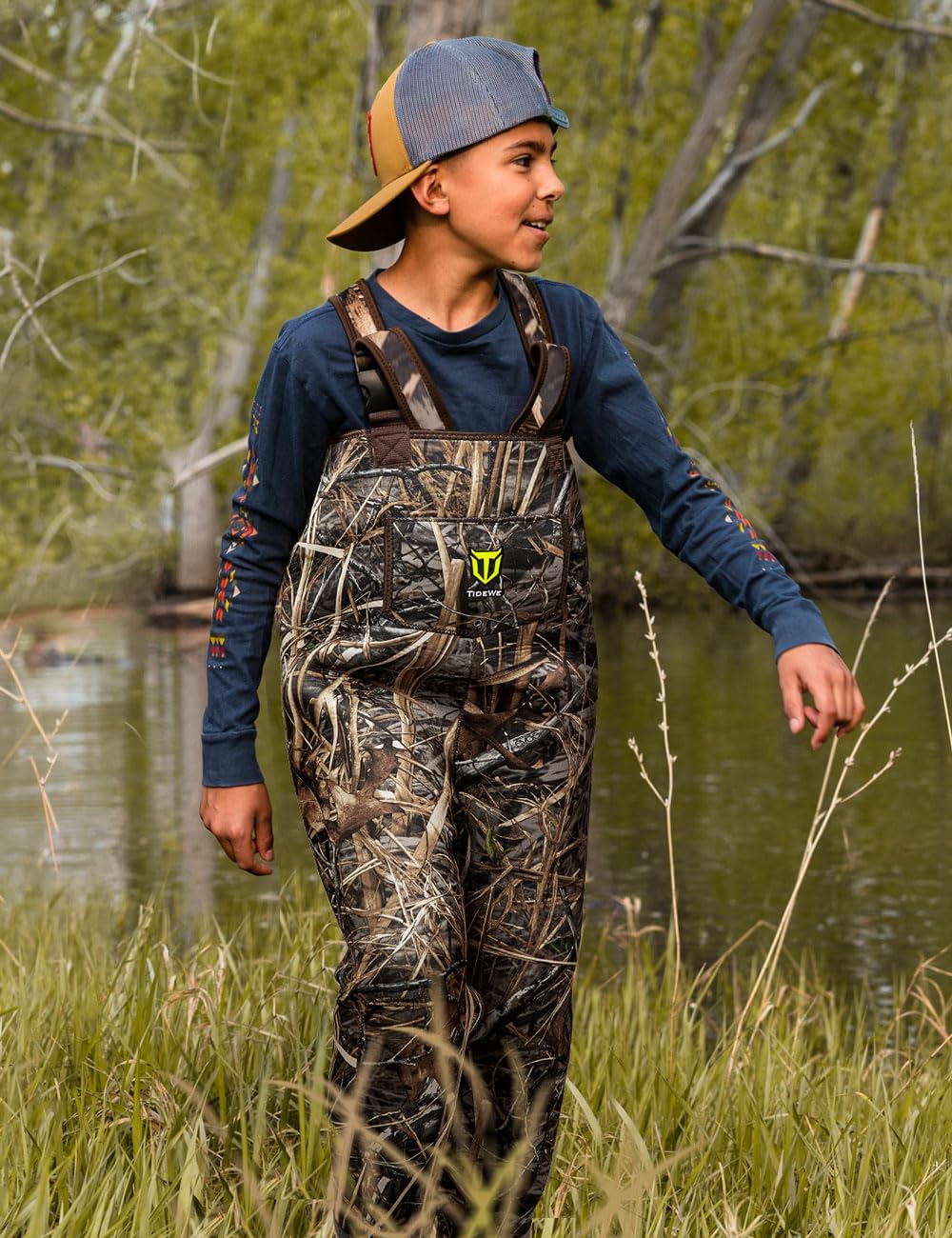 TIDEWE chest pocket stores snacks and small fishing accessories.