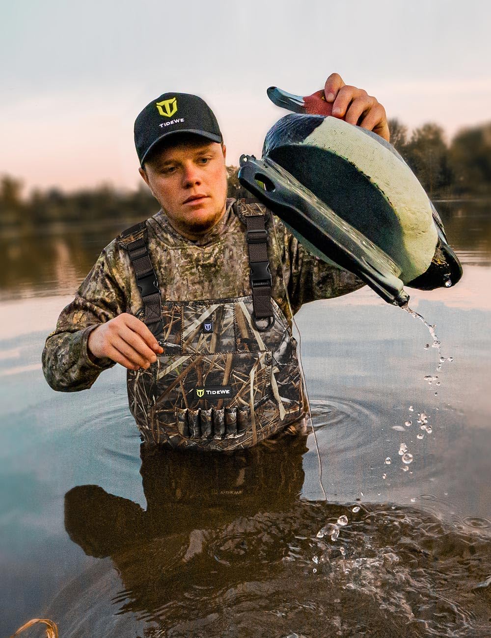 TIDEWE 800g insulation neoprene waders keeping feet warm on long hunts.