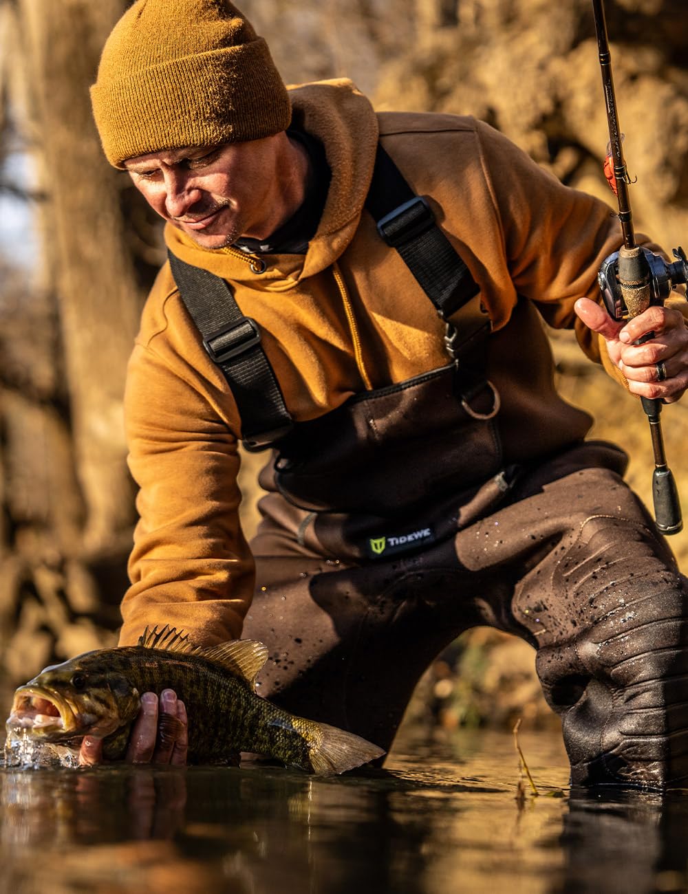 TIDEWE Neoprene Waders brown color blends with terrain for field camouflage