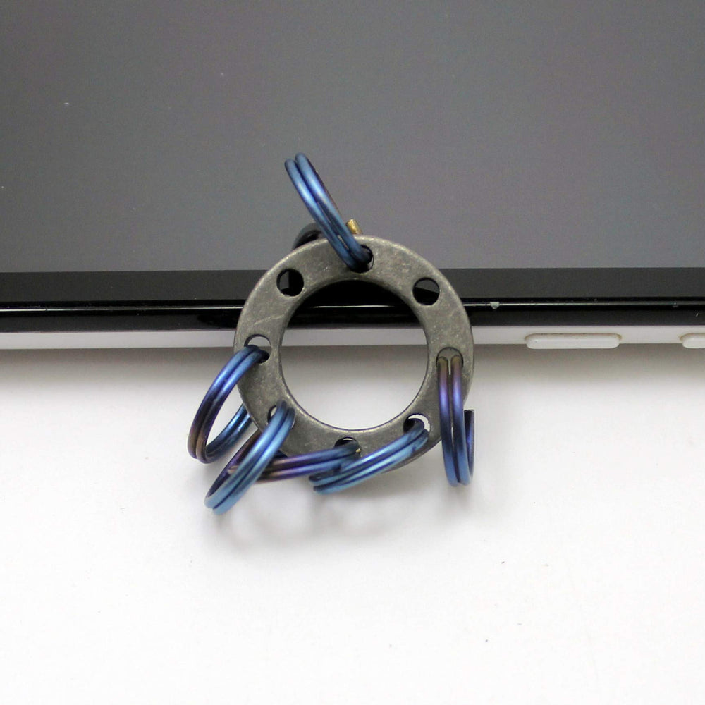 TIKING UFO suspension keyring keeps keys neatly organized for quick access.