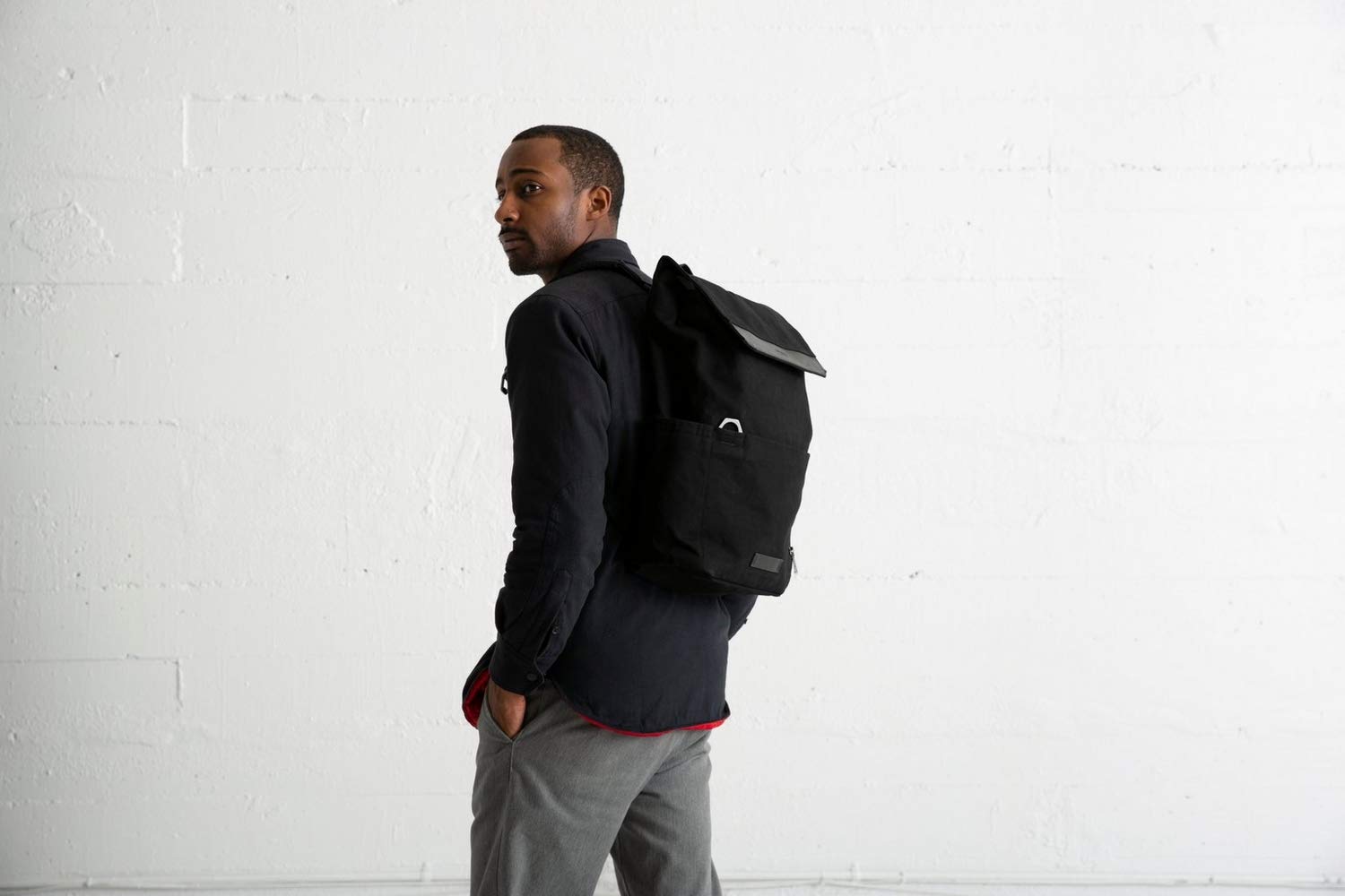 Timbuk2 Foundry water bottle pocket expanded for on the go hydration.