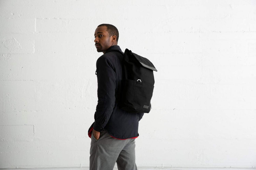 Timbuk2 Foundry water bottle pocket expanded for on the go hydration.