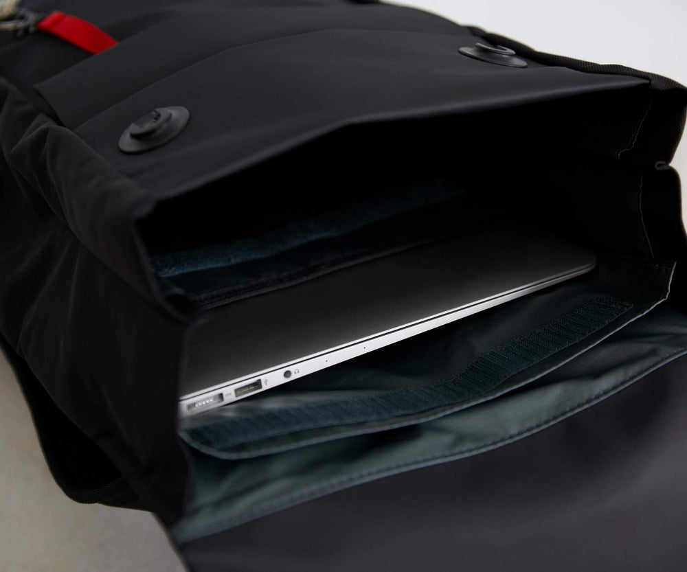 Timbuk2 Robin magnetic closure keeps belongings secure in fluctuating conditions