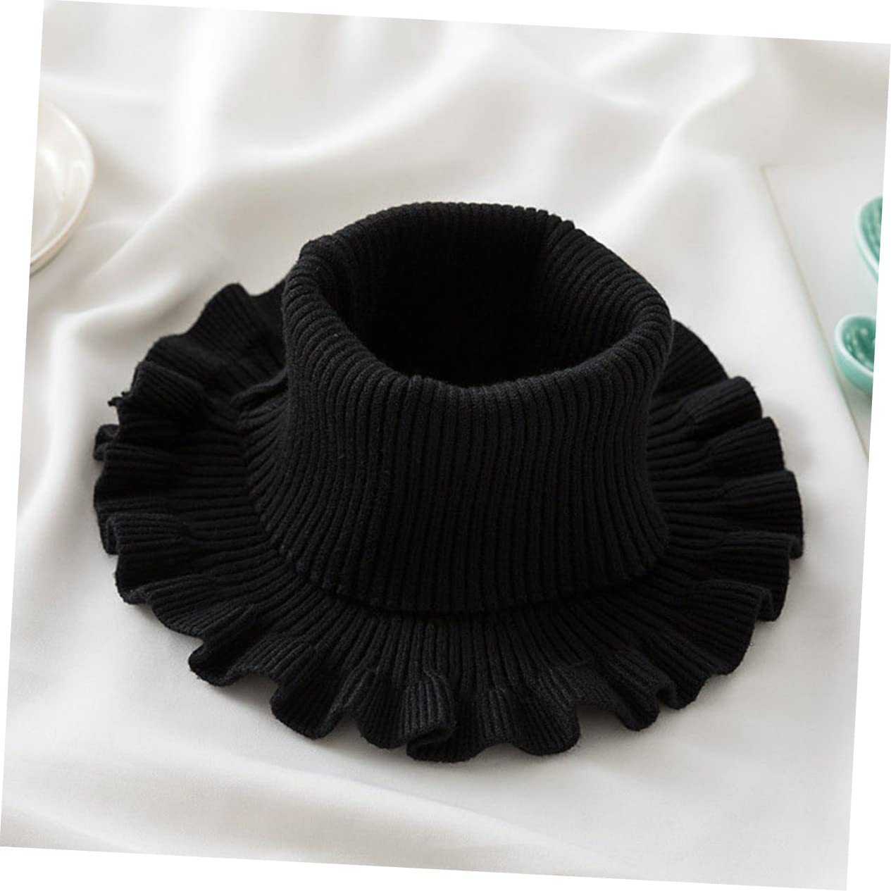 TINEASUR neck warmer pairs with shirts and sweaters for versatile styling.