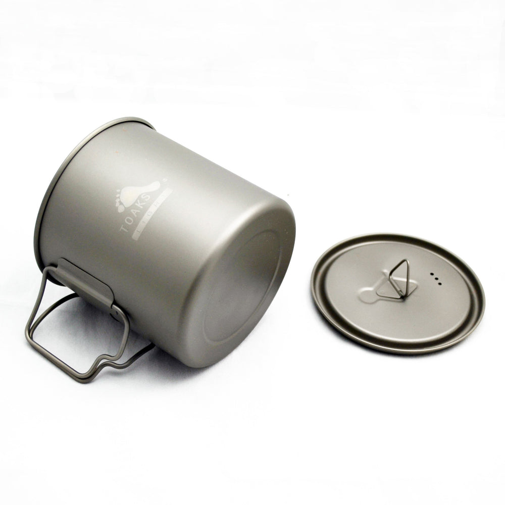 TOAKS LIGHT titanium 650ml pot closeup highlights durable titanium