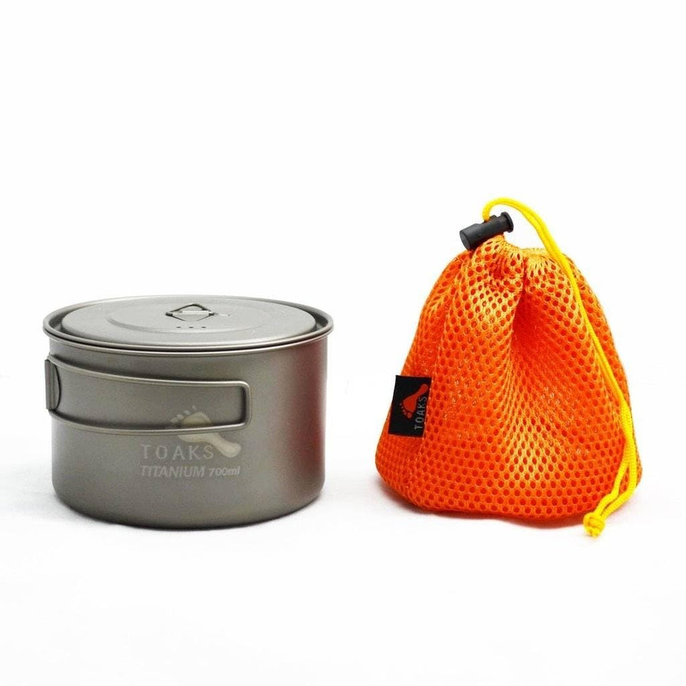 TOAKS Light Titanium pot with lockable lid for secure handling on trips