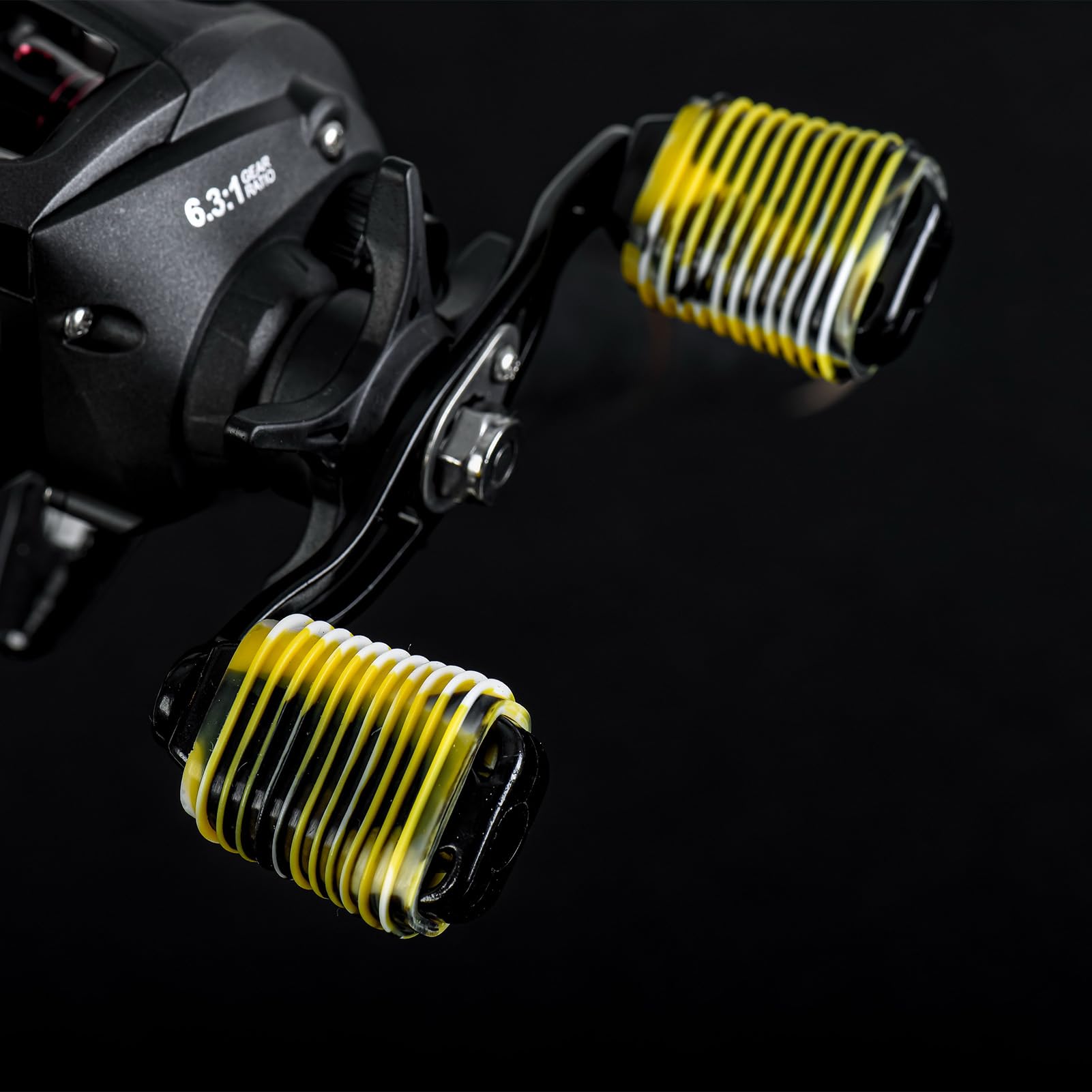 Tomotato soft non-slip reel grip keeps hands stable in rain or spray