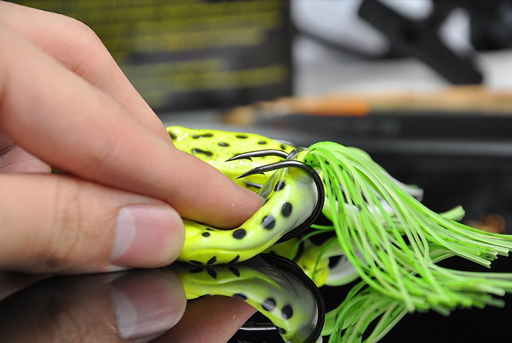 Assorted fishing accessories (95 pieces)