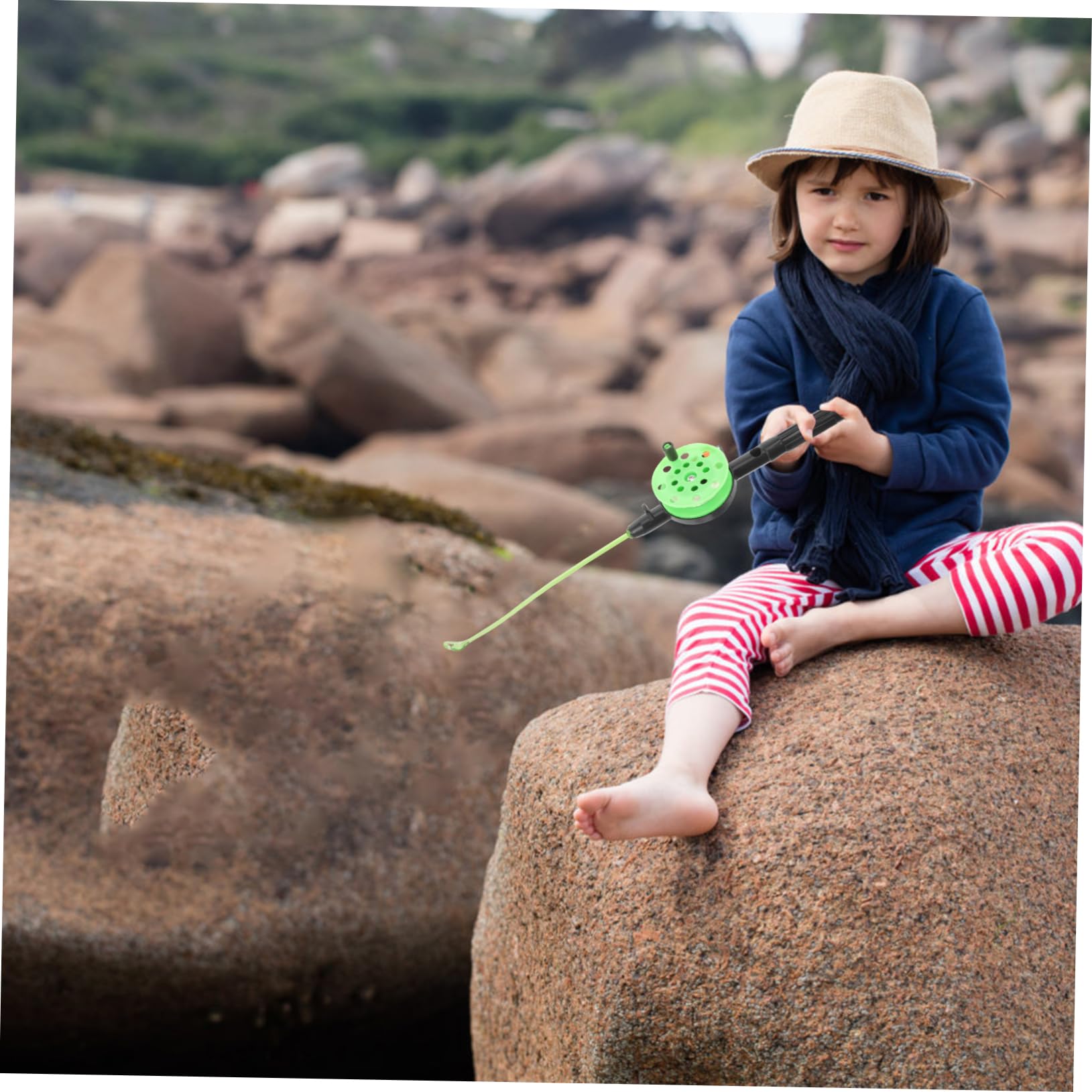Toyvian compact extendable ice rod packed for travel.