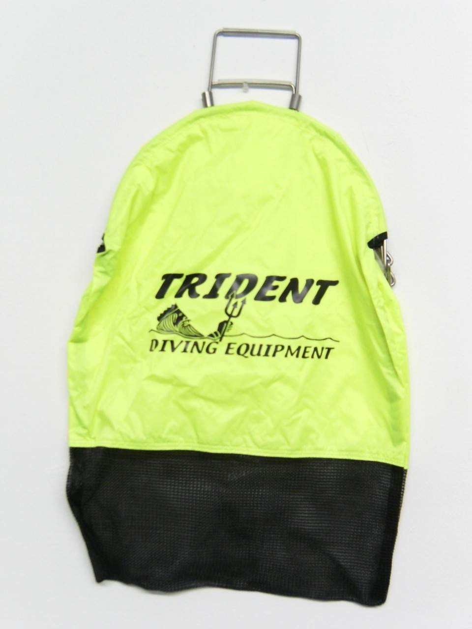 Trident bag with mesh-bottom for quick drainage and faster drying after catches