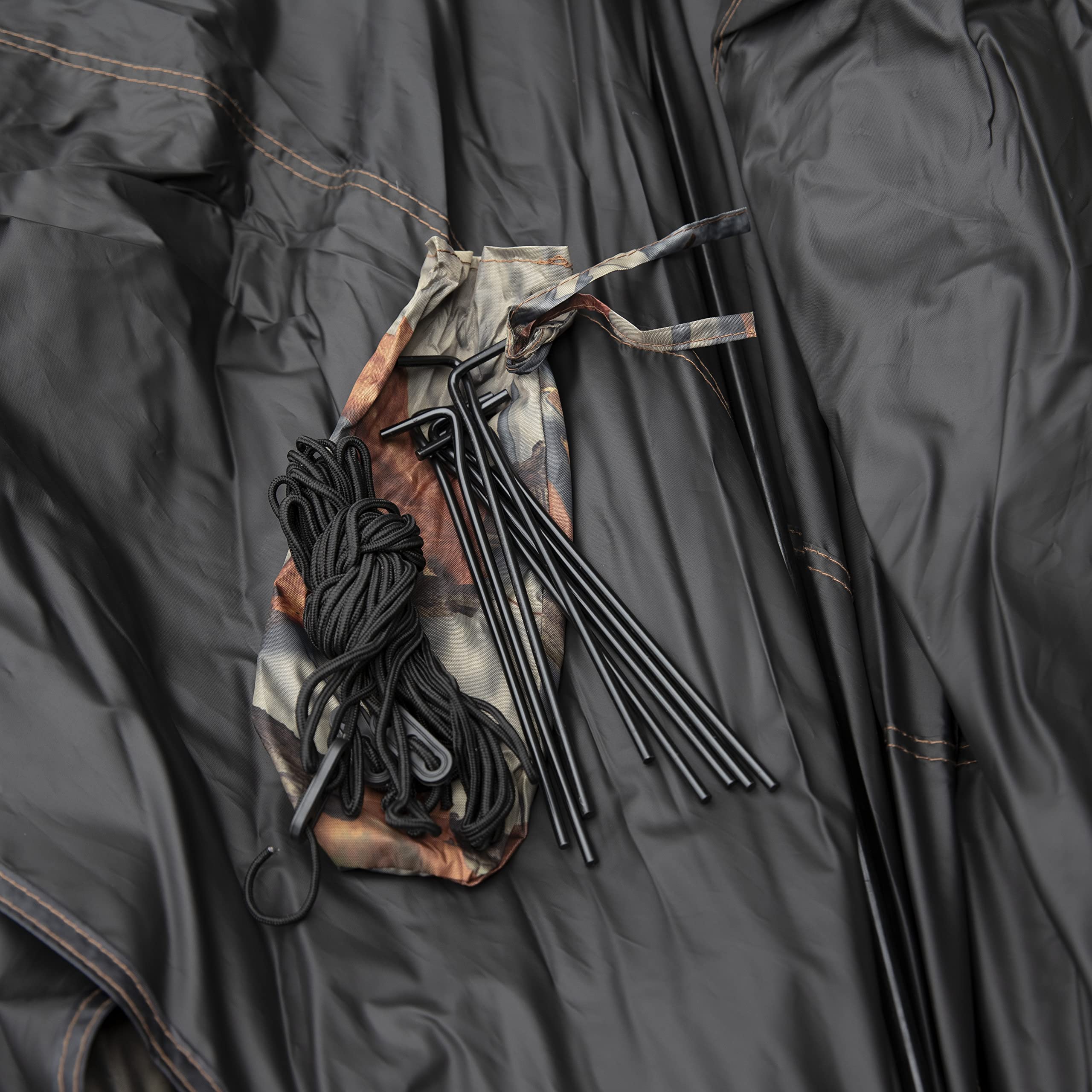 Carrying bag, stakes and tie-down ropes included