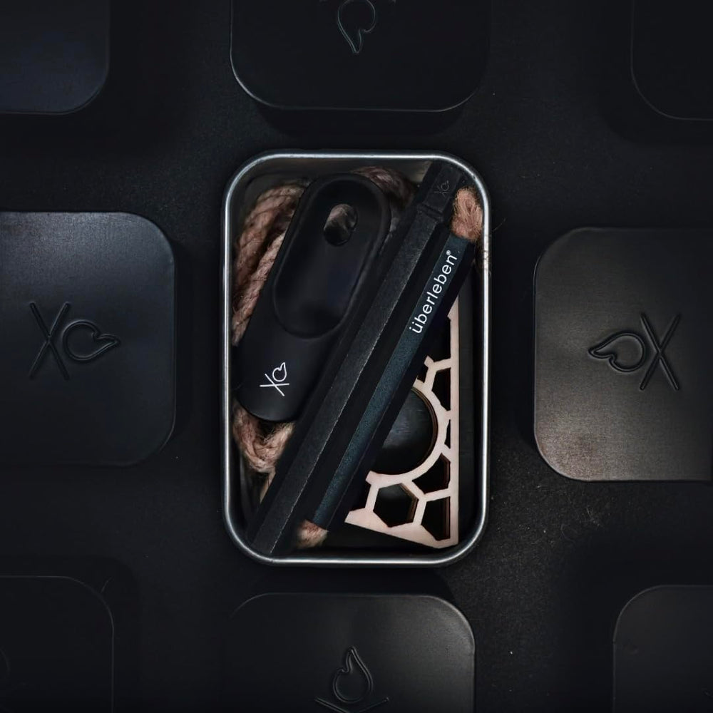 Überleben FireKit ambistriker-handheld enables ergonomic grip for quick fire starting.