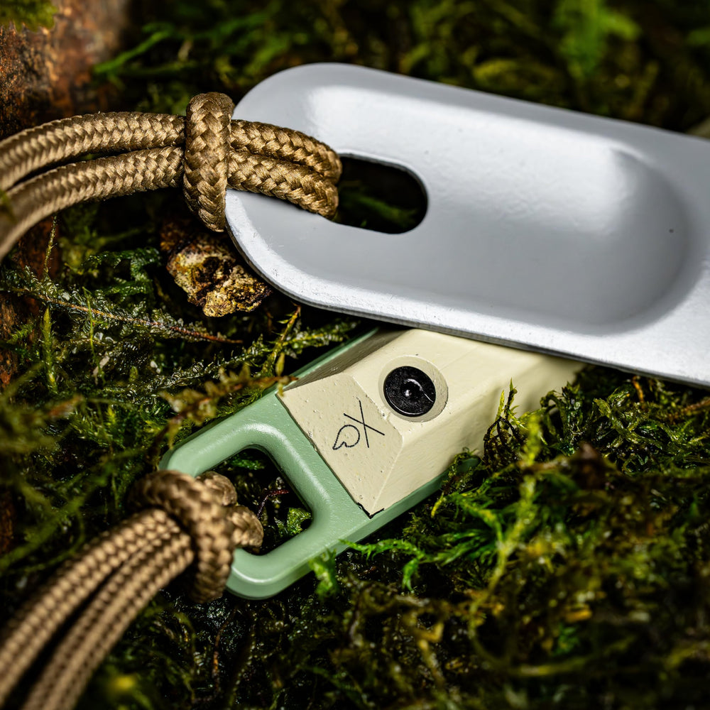 Überleben Hexå PRO striker highlights ambidextrous design for reliable sparks