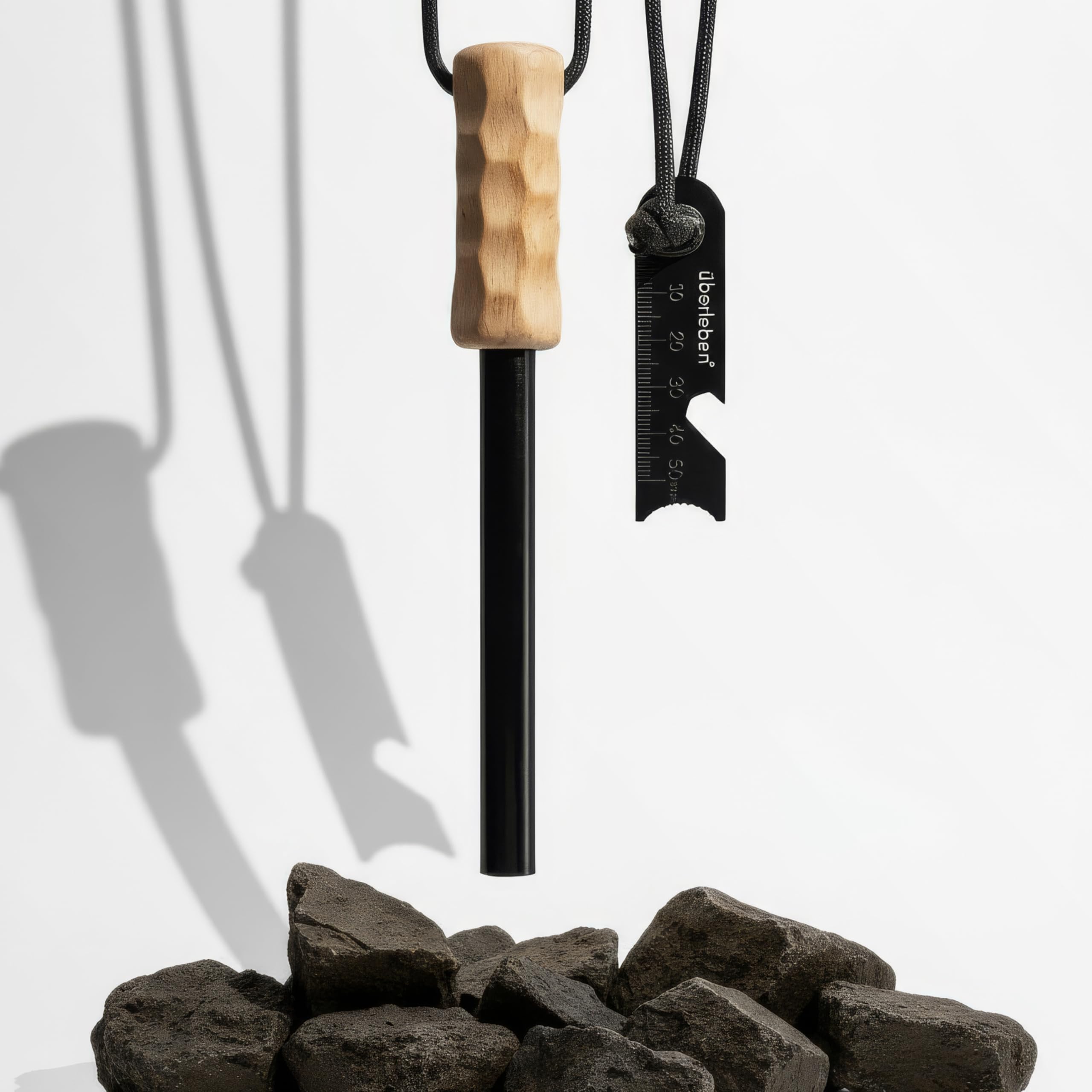 ueberleben kraftig pro ferro rod sparks close-up for dependable outdoor ignition.
