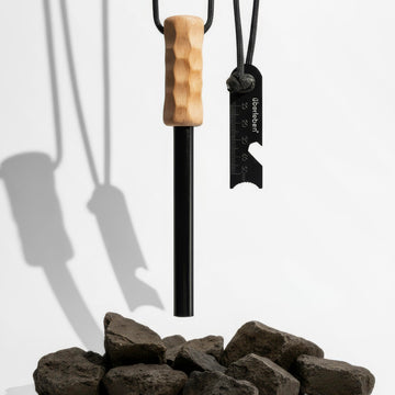 ueberleben kraftig pro ferro rod sparks close-up for dependable outdoor ignition.
