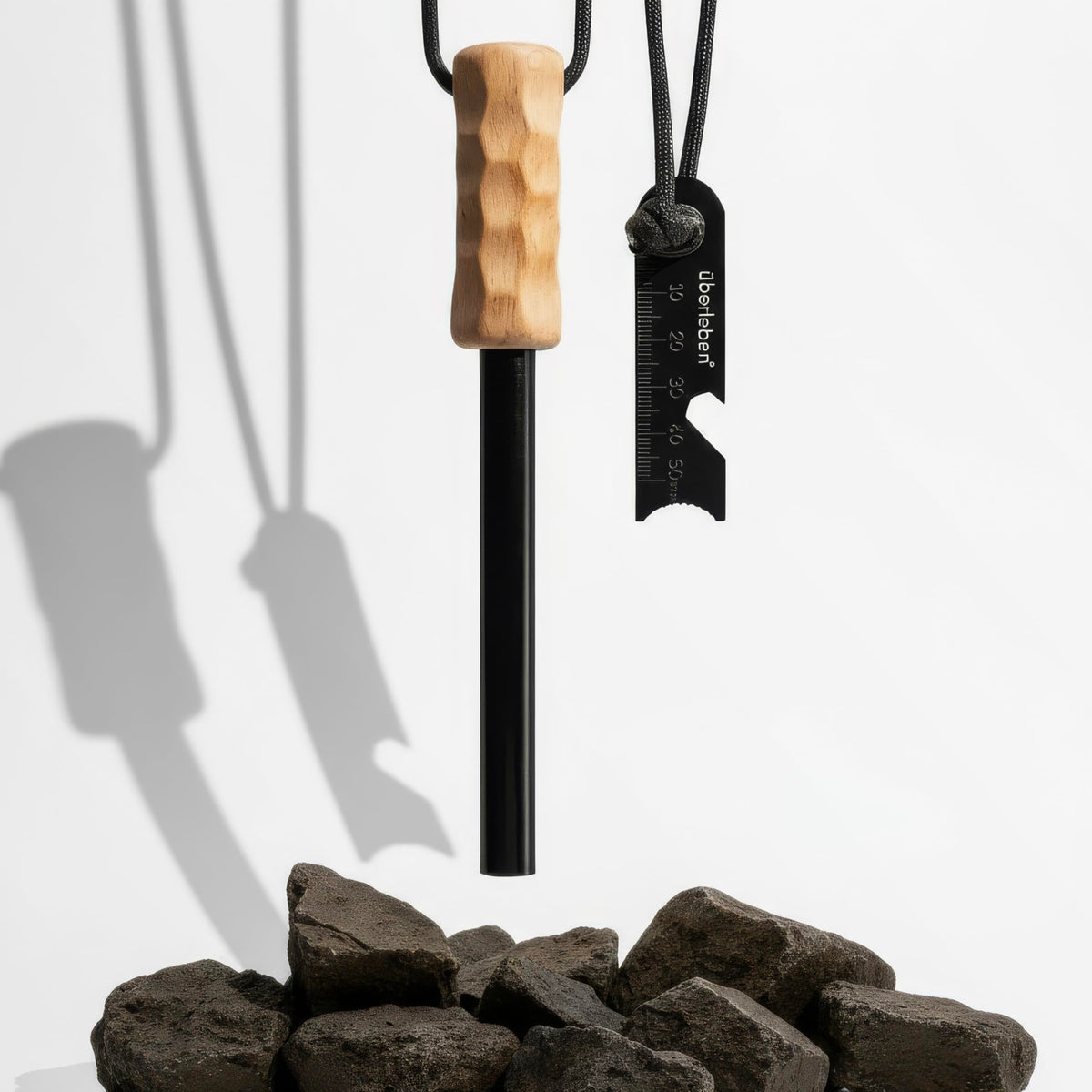 ueberleben kraftig pro ferro rod sparks close-up for dependable outdoor ignition.